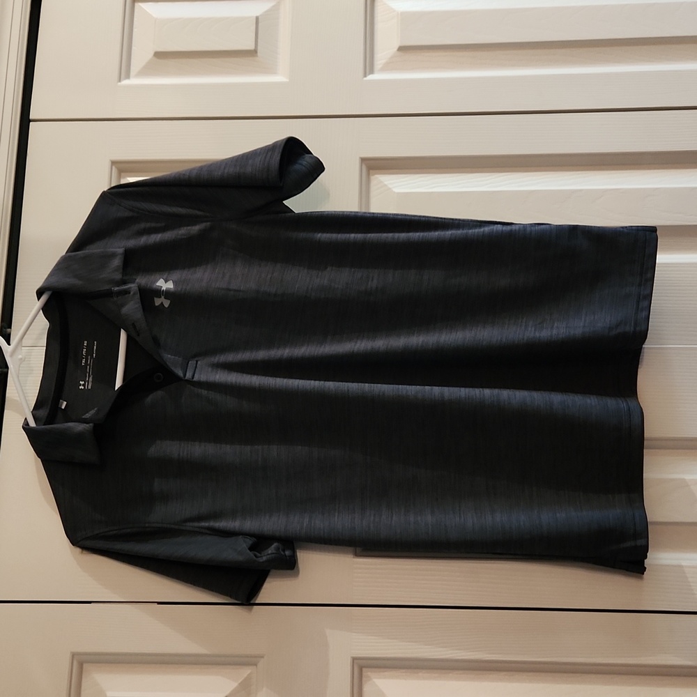Under Armour, Excellent condition,  Boy's Shirt, Size YXL, Gray